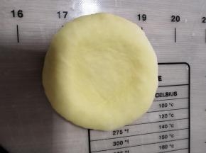 取其中一个擀成圆饼