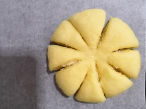 用刀距中心一厘米的地方划断，花型按自己喜好来