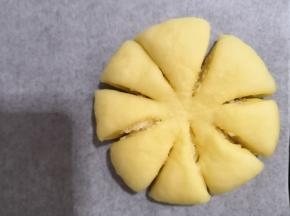 用刀距中心一厘米的地方划断，花型按自己喜好来