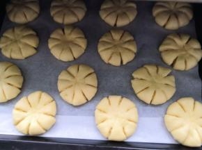 依次做好放入烤盘内