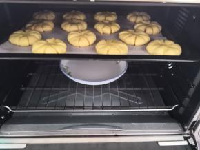 烤箱放一盘热水进行发酵