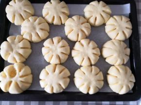 发酵至二倍大小时即可，烤箱提前预热160度，烤18分钟