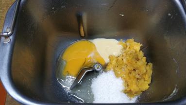 鸡蛋、红薯泥、练奶、糖、盐放面包桶拌均匀