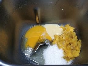 鸡蛋、红薯泥、练奶、糖、盐放面包桶拌均匀