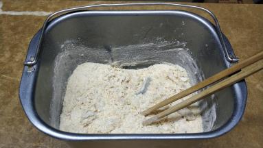 倒入牛奶、粉类拌均匀