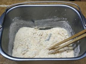 倒入牛奶、粉类拌均匀