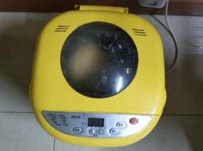 放回面包机上按和面功能，20分钟后放入牛油至扩展阶段