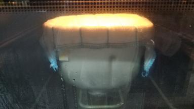 揉到扩展阶段后用湿布盖着面包桶放入烤箱进行二发