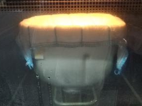 揉到扩展阶段后用湿布盖着面包桶放入烤箱进行二发