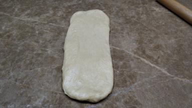 排气，分成三等份；
拿一份擀成长方形