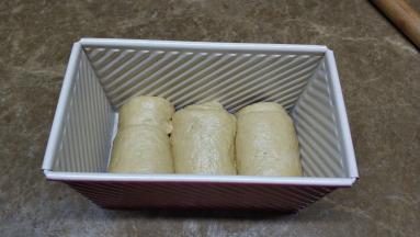 依次卷起后放入模具里