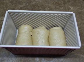 依次卷起后放入模具里