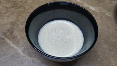 牛肉加热，不烫手程度放入酵母静止10分钟