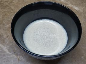 牛肉加热，不烫手程度放入酵母静止10分钟