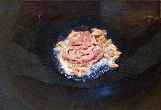 倒入肉丝翻炒断生