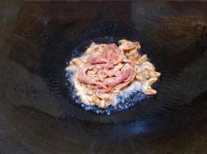 倒入肉丝翻炒断生