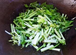 倒入芹菜