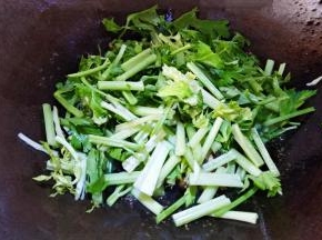 倒入芹菜