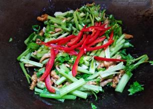 放入红椒丝翻炒半分钟