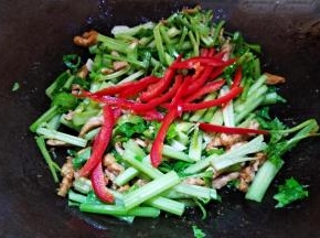 放入红椒丝翻炒半分钟