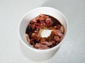 肉丝放入碗中，放入淀粉，少许胡椒粉，少许生抽拌匀。