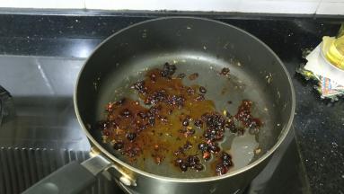 不粘锅放入2勺老干妈