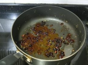 不粘锅放入2勺老干妈