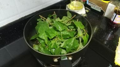 放入野苋菜翻炒