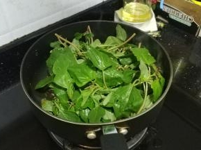 放入野苋菜翻炒