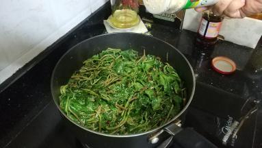 放入少许蒜盐炒至熟透即可