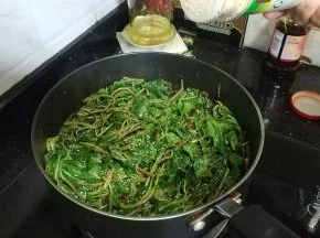 放入少许蒜盐炒至熟透即可