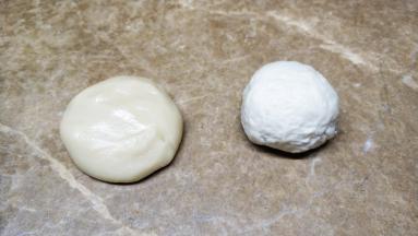 各自混合好干油酥团和水油面团