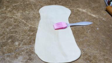 再擀成长方形，表面抹少许清水