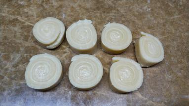 擀成长方形时最好擀薄一点，我这个太厚了