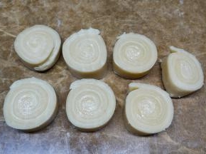 擀成长方形时最好擀薄一点，我这个太厚了