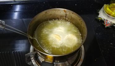 入油锅炸至金黄色