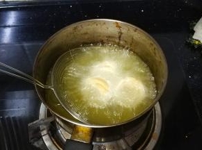 入油锅炸至金黄色
