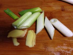 葱切段、姜切片