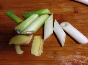 葱切段、姜切片