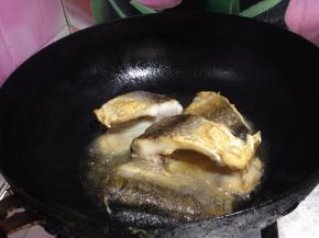 锅内加油烧热，分次下入鱼块炸至表面金黄色捞出备用