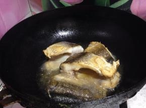 锅内加油烧热，分次下入鱼块炸至表面金黄色捞出备用