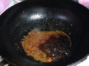 锅内留适量底油，先下入郫县豆瓣酱炒出红油，再倒入黄豆酱炒出香味