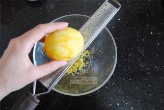 先用少许的盐搓一下柠檬的表面，接着用柠檬削刀把黄皮削出来，取一整个柠檬皮，香气很足，最后加入1/4的柠檬汁。