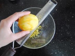 先用少许的盐搓一下柠檬的表面，接着用柠檬削刀把黄皮削出来，取一整个柠檬皮，香气很足，最后加入1/4的柠檬汁。