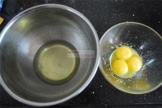 鸡蛋分离蛋清蛋黄，盛的碗具一定要无水无油，蛋黄放入柠檬屑里面，再倒入红茶水。