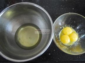 鸡蛋分离蛋清蛋黄，盛的碗具一定要无水无油，蛋黄放入柠檬屑里面，再倒入红茶水。