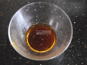 红茶包先用热水进行泡制出味，放凉备用