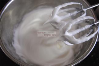 细砂糖分3次加入蛋白内打发出短小的尖角。