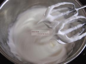 细砂糖分3次加入蛋白内打发出短小的尖角。