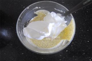 将蛋白分3次加入蛋黄糊里面翻拌均匀，力道要轻柔，速度要快一些，以免消泡。